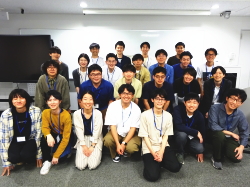 ホワイトボードの前の集合写真