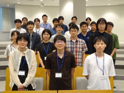 階段教室に立つ複数の学生