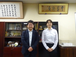 部屋に立つ2人の男女