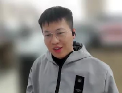 グレーの服を着た男性