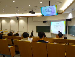 ホールの中でスライドを見る人々