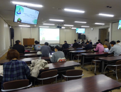 講堂に集まる人達