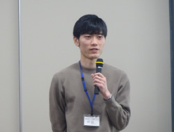 茶色いセーターの男性