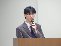 グレーのスーツの男性