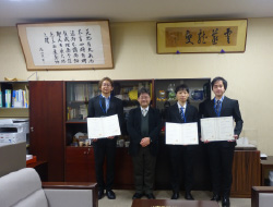 研究科長と3人の男子学生