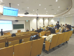 ホールにいる多くの学生