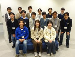 座った集合写真1