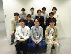 座った集合写真2