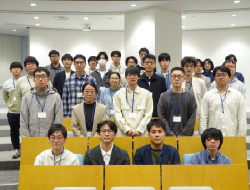 階段教室にいる大勢の学生