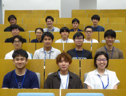 階段教室の椅子に座る人々