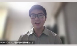 微笑む眼鏡をかけた男性